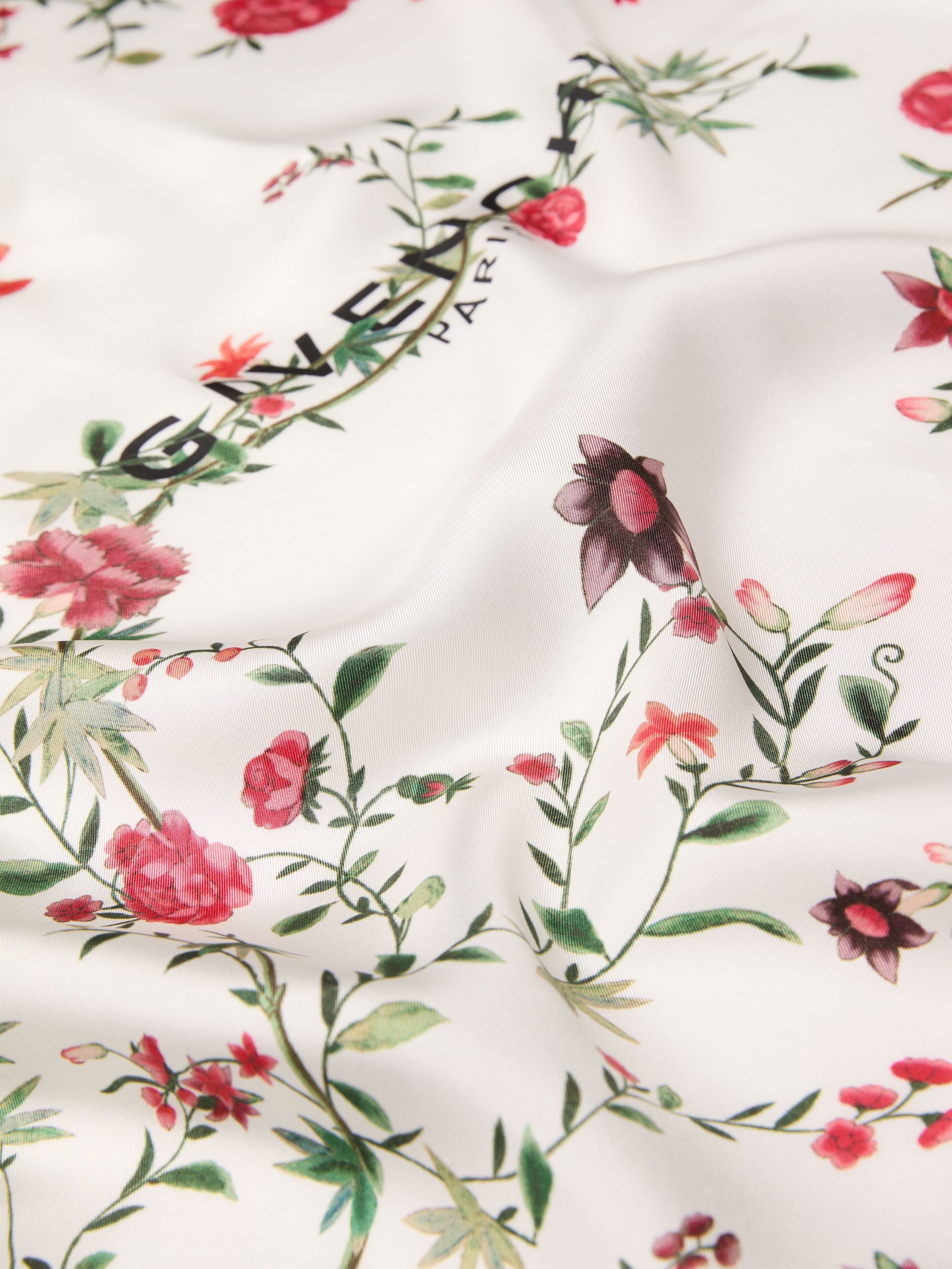 Square in silk with floral print